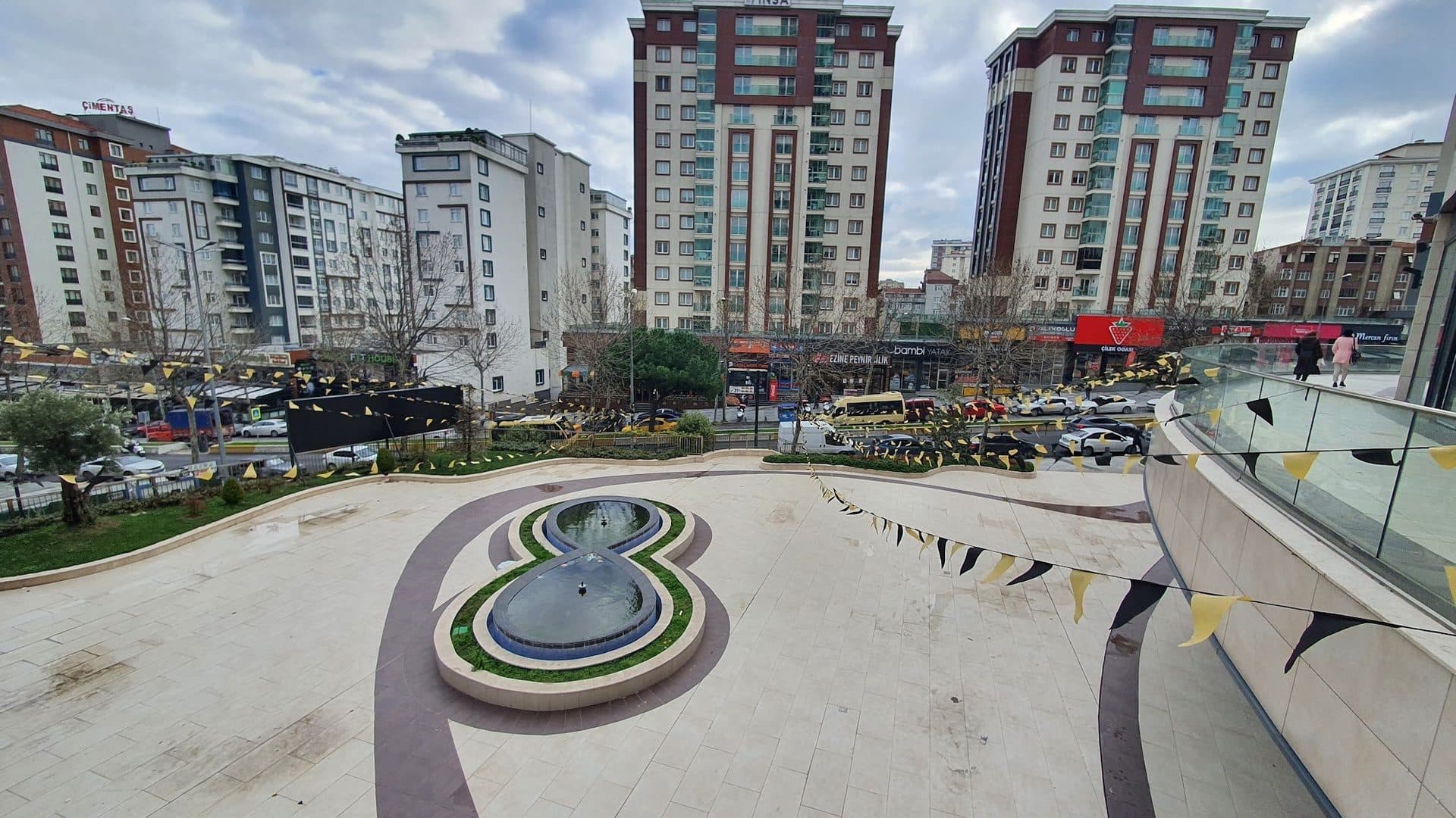 Plaza with an eight-shaped fountain at the Maslak Caddesi entrance
